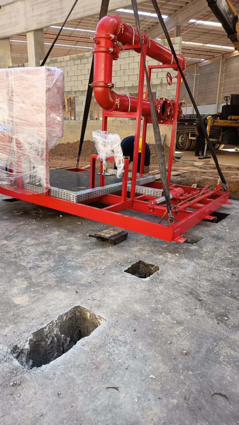 Instalação de skids para casa de bomba